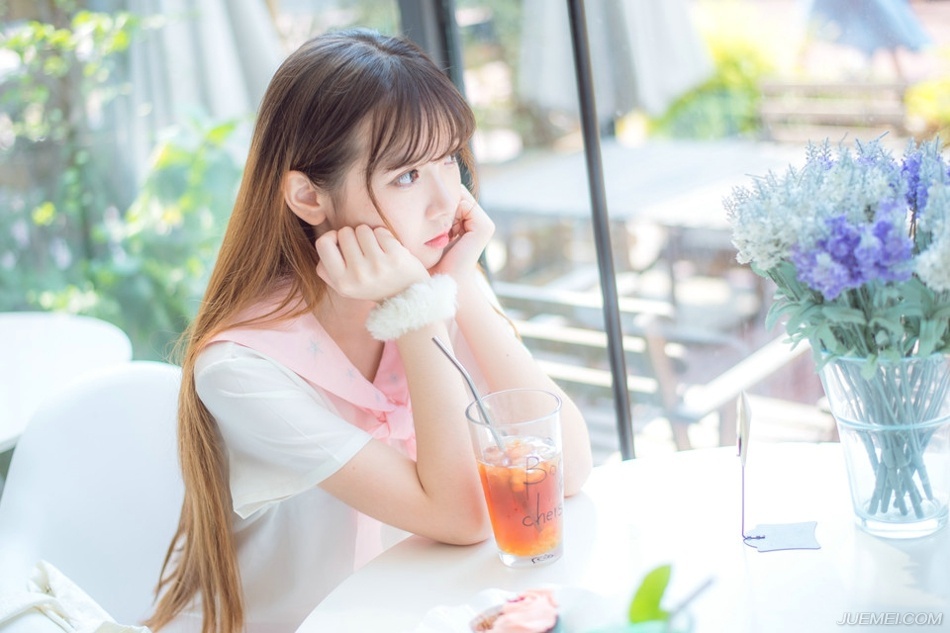 曹操身边，钟繇摇了摇头道：“并不排除有人为了挑起两家纷争，故意将刘备军的尸体带走，主公说的没错，刘备眼下根本没必要也不该这么做，他就算得到了王印，他也不敢称王，那王印对他来说，反而成了怀璧之罪。”